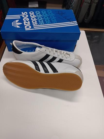 - Adidas Spezial